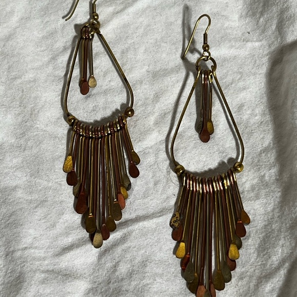Gold tone dangle earrings - Picture 2 of 4